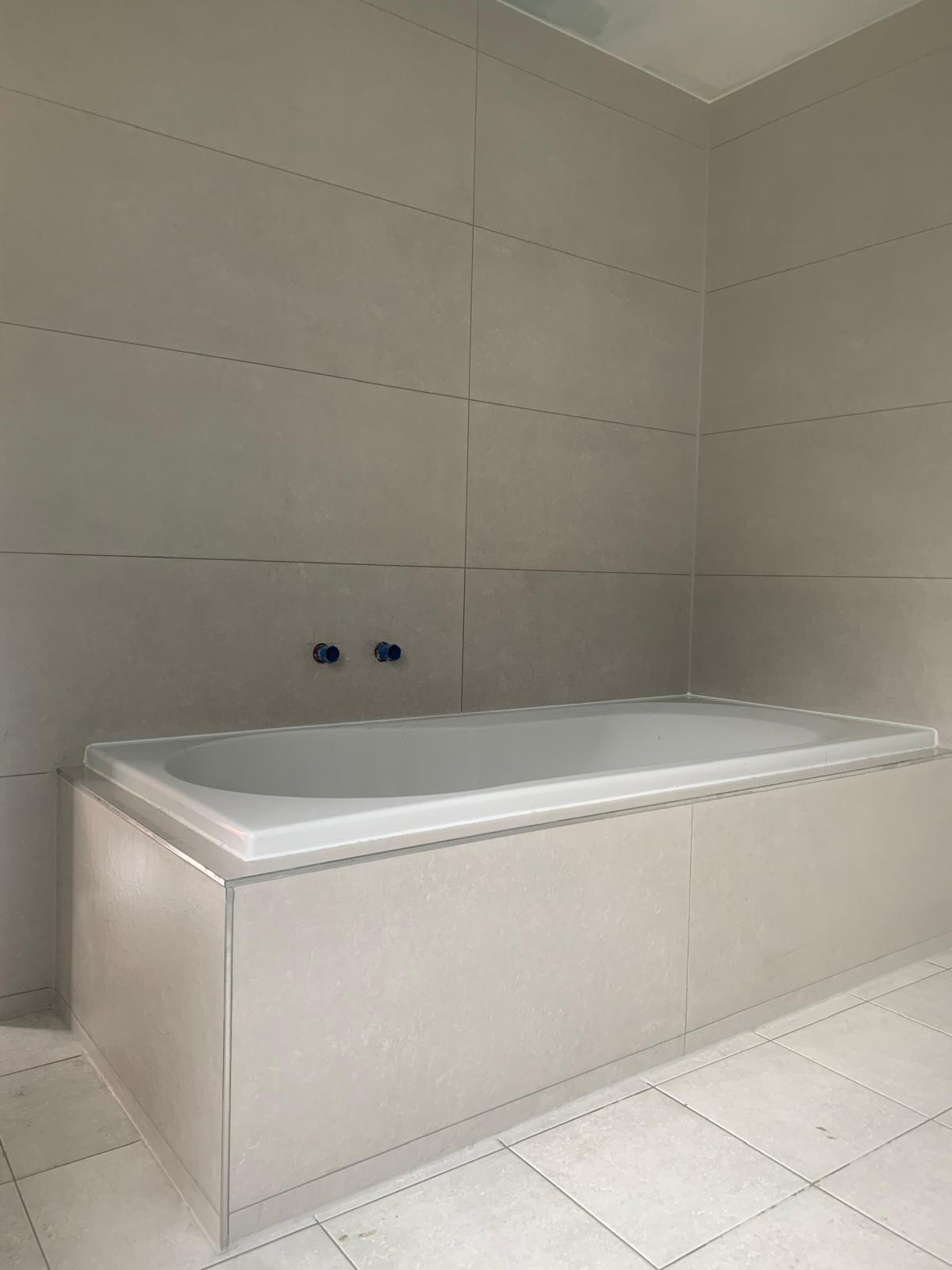 Strijpen - Afwerking badkamer met inbouwbad