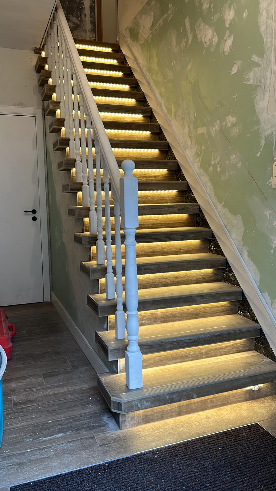 Brakel - Trap met keramisch parket, antislip profiel en LED-verlichting