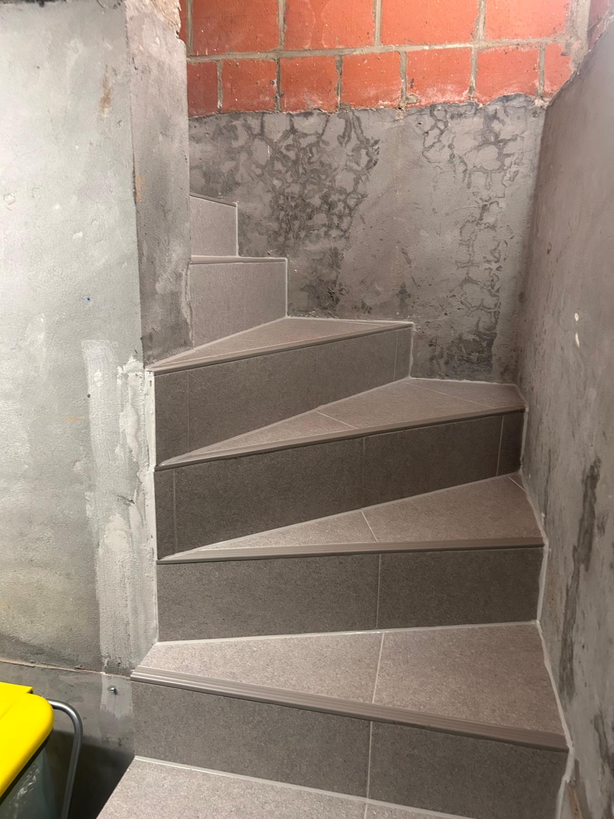 Strijpen - Keldertrap met antislip profiel