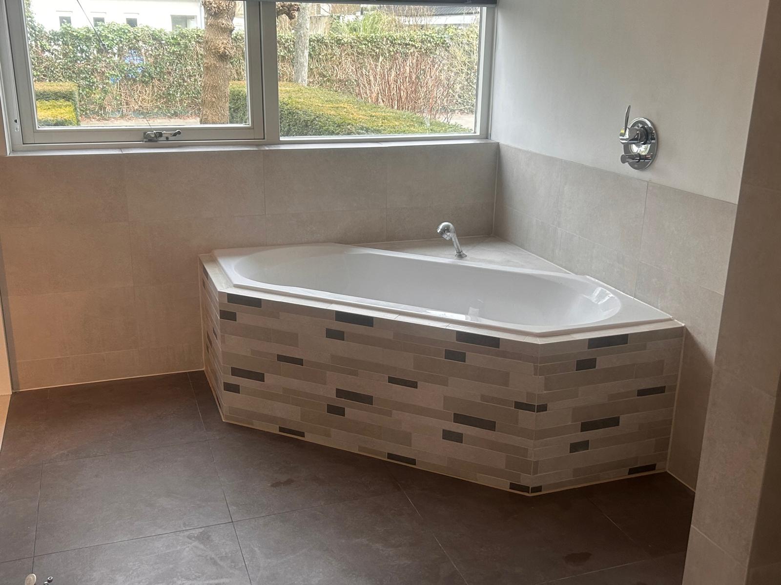 Geraardsbergen - Afwerking badkamer zonder tegelprofielen en tegels in verstek uitgewerkt