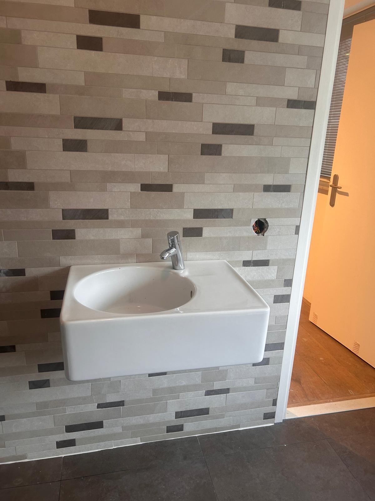 Geraardsbergen - Afwerking muur voor kleine lavabo